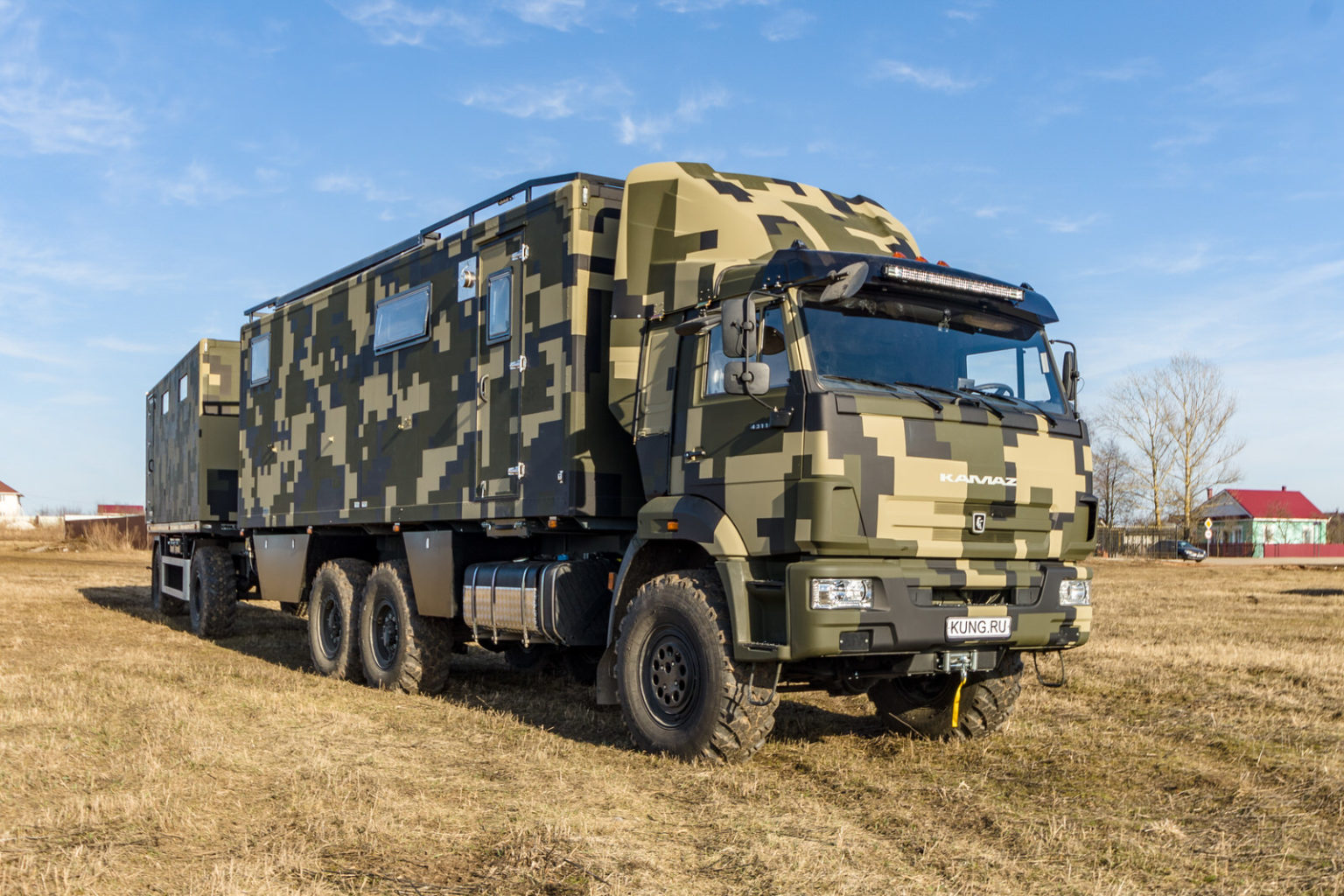 Survivalisme à la russe : ce Kamaz est transformé en camping-car de luxe